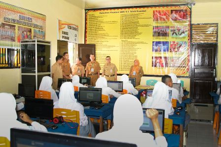 Tinjau UNBK, Bupati Mursini Doakan Siswa Raih Hasil Terbaik